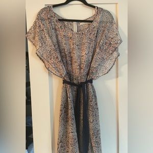 Beautiful flowy dress with belt to cinch. Perfect condition!